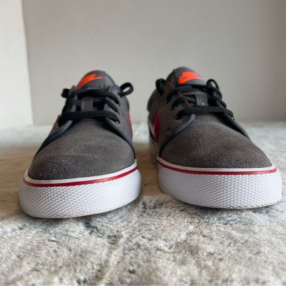 Nike Toki Low Suede Casual shoe . Boys size 5 - Picture 5 of 15